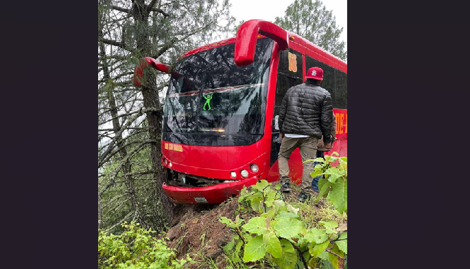 VIDEO Árbol evita que camión de pasajeros caiga a voladero en Coxcatlán