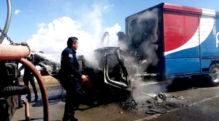Fuego arrasa con camión repartidor en el Periférico Ecológico