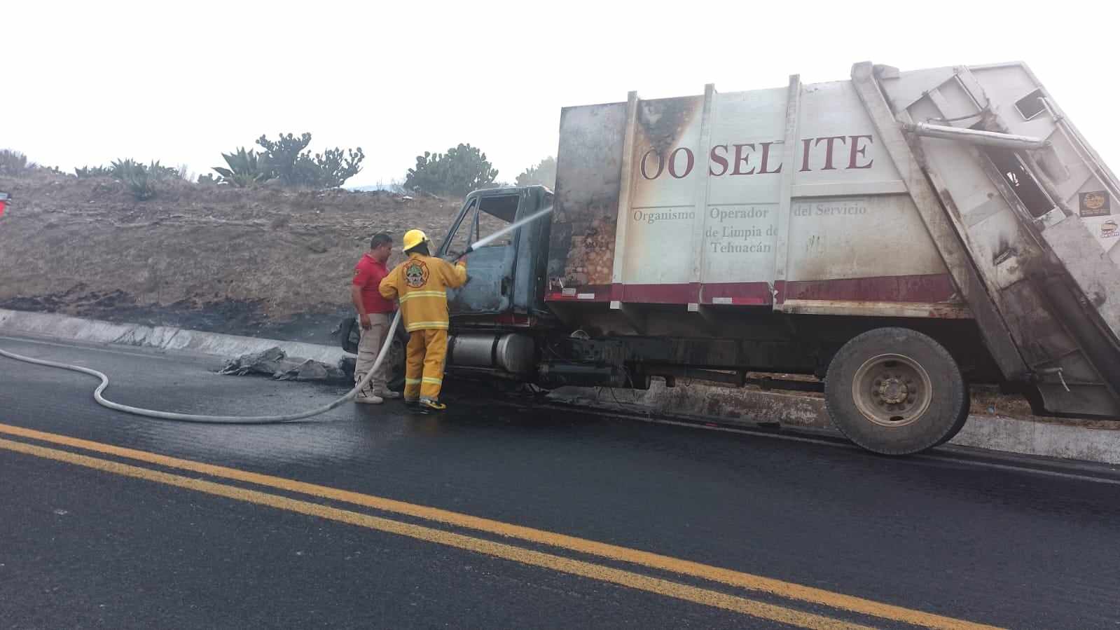Camión de basura de Tehuacán se incendia en Cañada Morelos