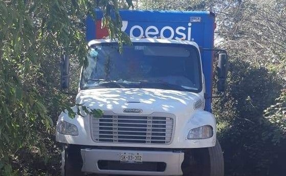 Roban camión de refrescos y lo abandonan en la México-Tuxpan