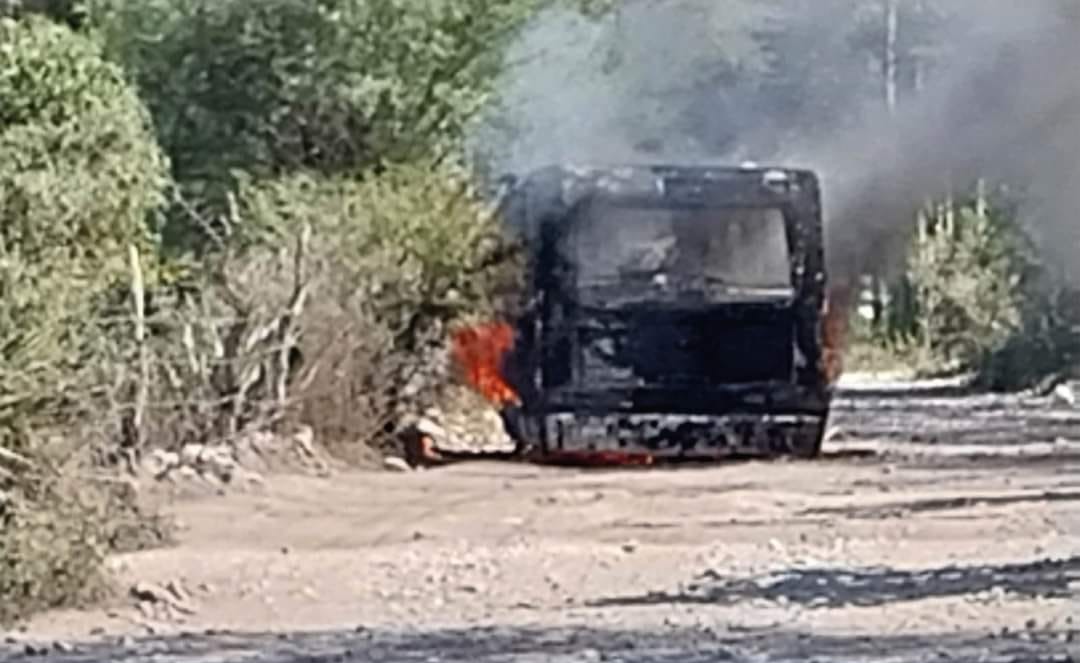 Se incendia autobús que transportaba a docentes y alumnos en Tepanco de López