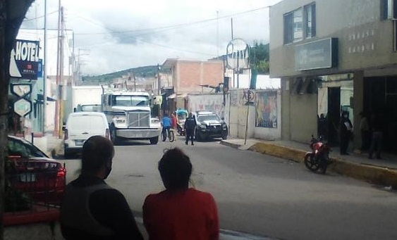 A balazos policías recuperan camión robado en Texmelucan