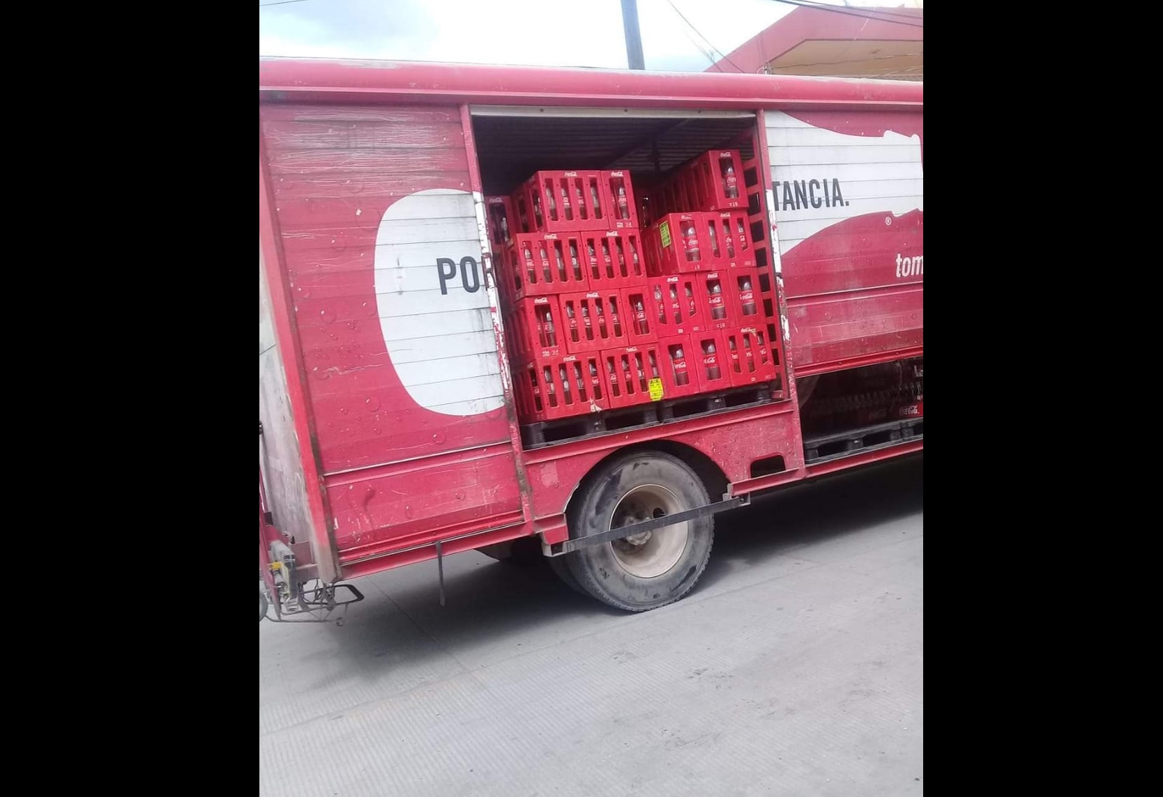 Roban camión de Coca Cola y secuestran a repartidores en Acatzingo