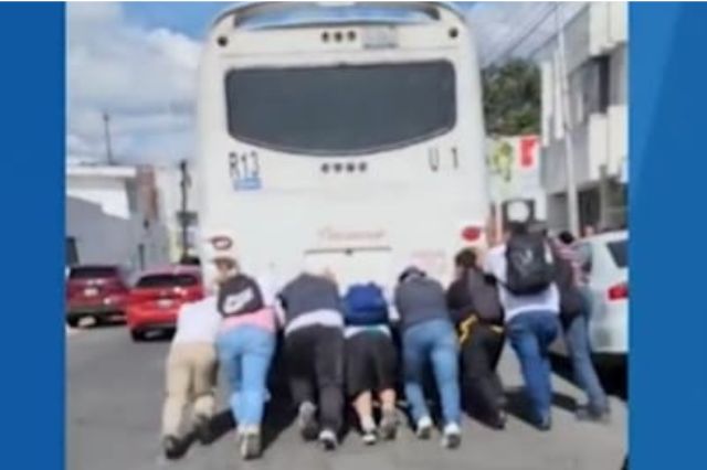 Chofer de Ruta 13 pide a sus pasajeros lo ayuden a empujar su unidad 