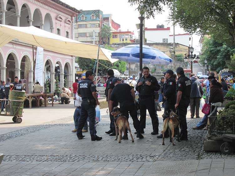 Irrumpen policías armados de Tlapacoyan en centro de Huauchinango