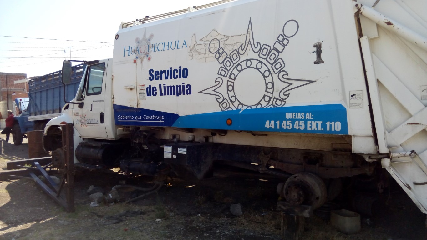 Edil de Huaquechula se va dejando camión de basura en taller abandonado