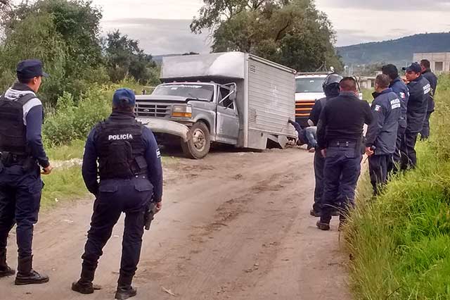Abandonan camioneta cargada con combustible robado en Texmelucan