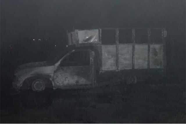 Se incendia camioneta que transportaba gasolina robada en Texmelucan