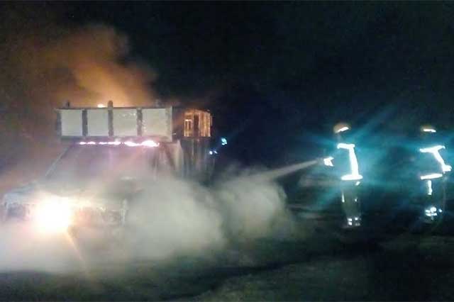 Se incendia camioneta que transportaba gasolina robada en Texmelucan