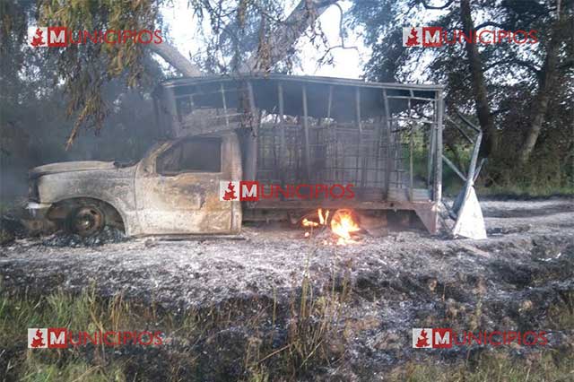 Incendian en Texmelucan camioneta que transportaba combustible robado