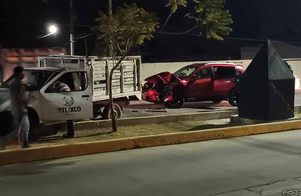 Particular impacta camioneta del ayuntamiento de Atlixco