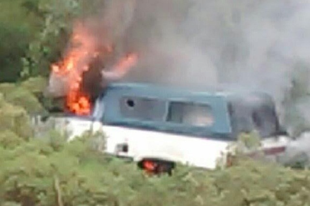 Camioneta con combustible robado es incendiada por pobladores de Tlahuapan