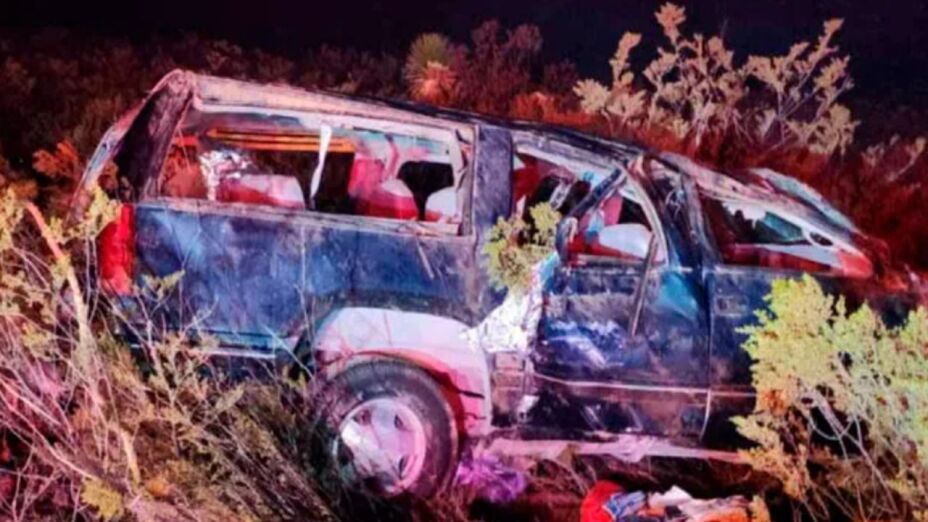 Camioneta de madrugada se vuelca en Nuevo León: hay 2 muertos y 10 heridos