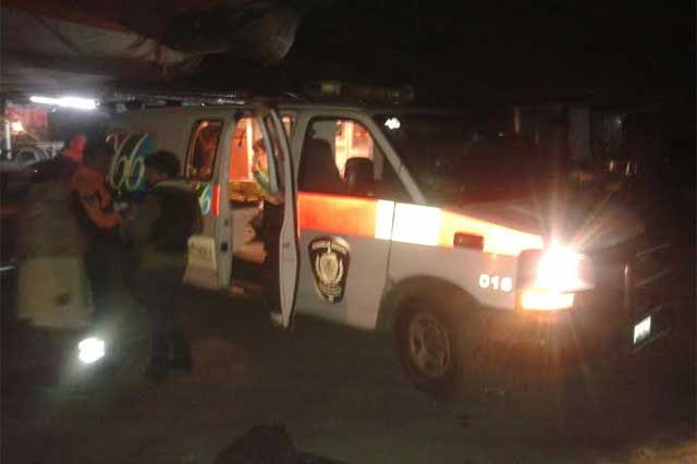 Camioneta de tianguista atropella a barrendera en Teziutlán