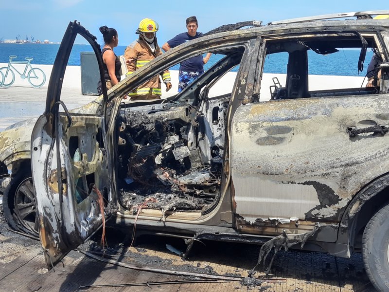Se incendia auto de poblanos durante paseo en Boca del Río
