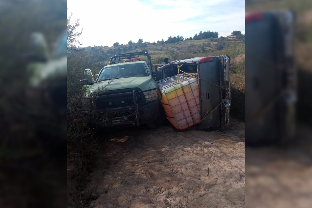 Se vuelca camioneta con huachicol tras persecución 