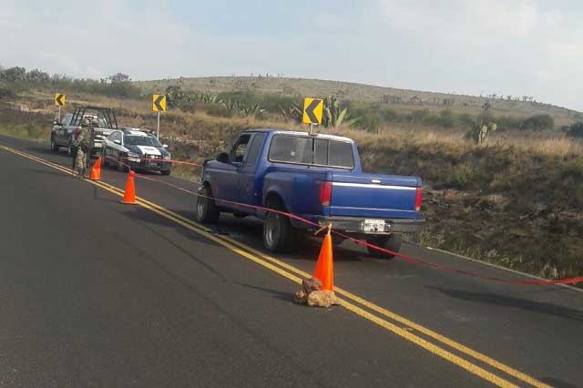 Abandonan camioneta baleada y ensangrentada en la federal Esperanza-Azumbilla