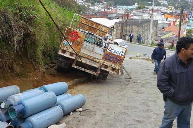 Por falla mecánica, repartidora de gas choca en Teziutlán