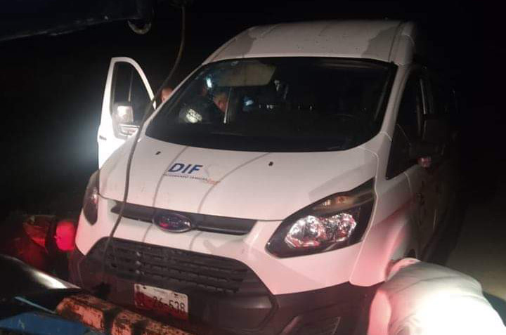 Roban camioneta del DIF y dejan a 12 enfermos en la carretera