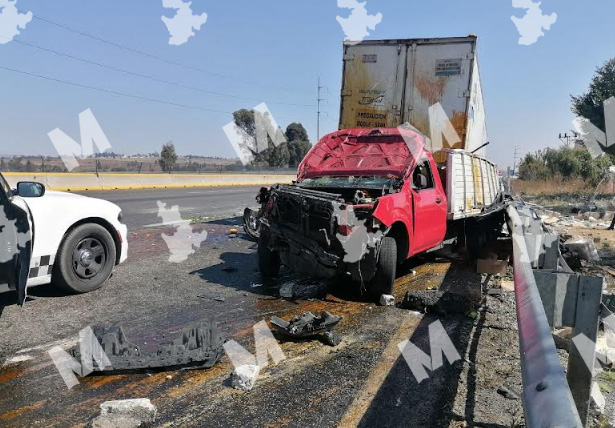 Camioneta queda destrozada tras chocar contra tráiler en la México-Puebla