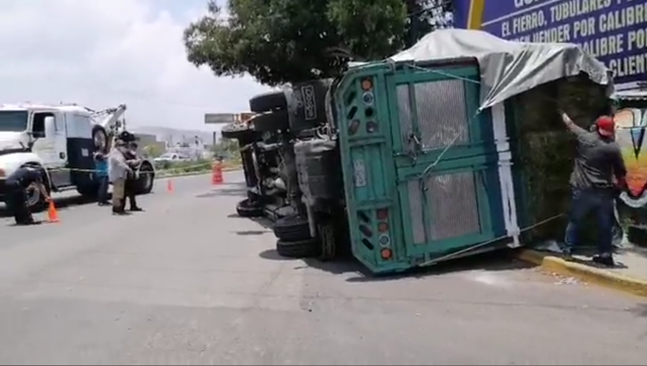 Vuelca camioneta con alfalfa y deja un herido en Tehuacán