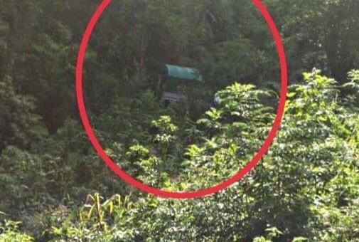 Camioneta con niños cae al fondo de un barranco en Huitzilan