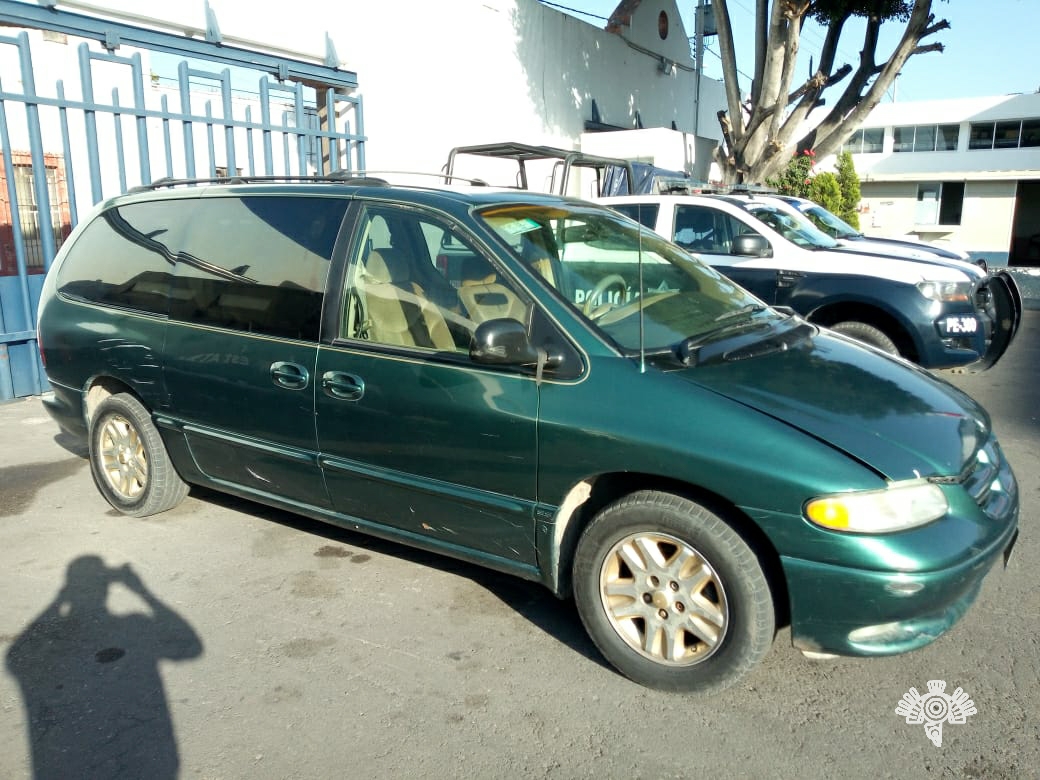 Los detienen con camioneta robada en Central de Abasto de Puebla