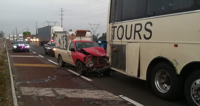 Camioneta se impacta contra autobús de peregrinos en la México-Puebla