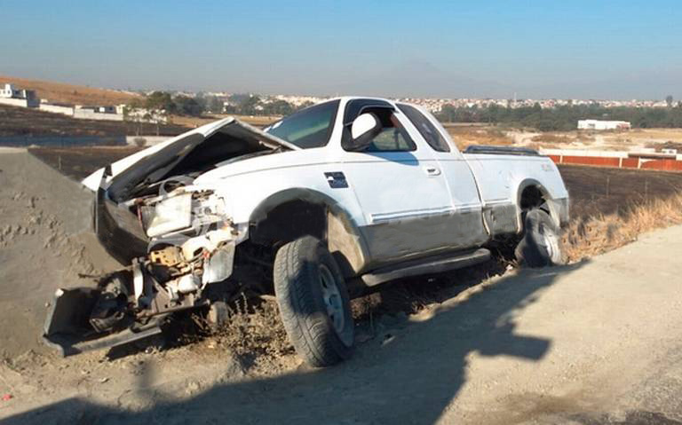 Camioneta con 15 personas casi se vuelca en el periférico