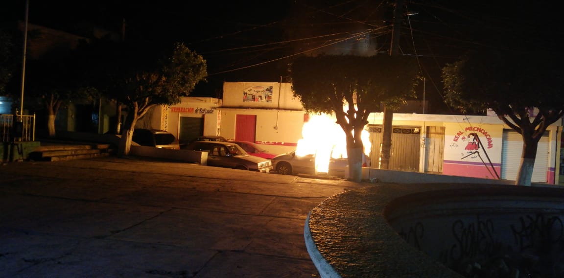 Ebrios atropellan a mujer y vecinos prende fuego a su camioneta