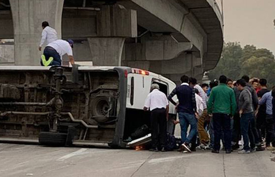 Se voltea camioneta con pasajeros sobre bulevar Moreno Valle