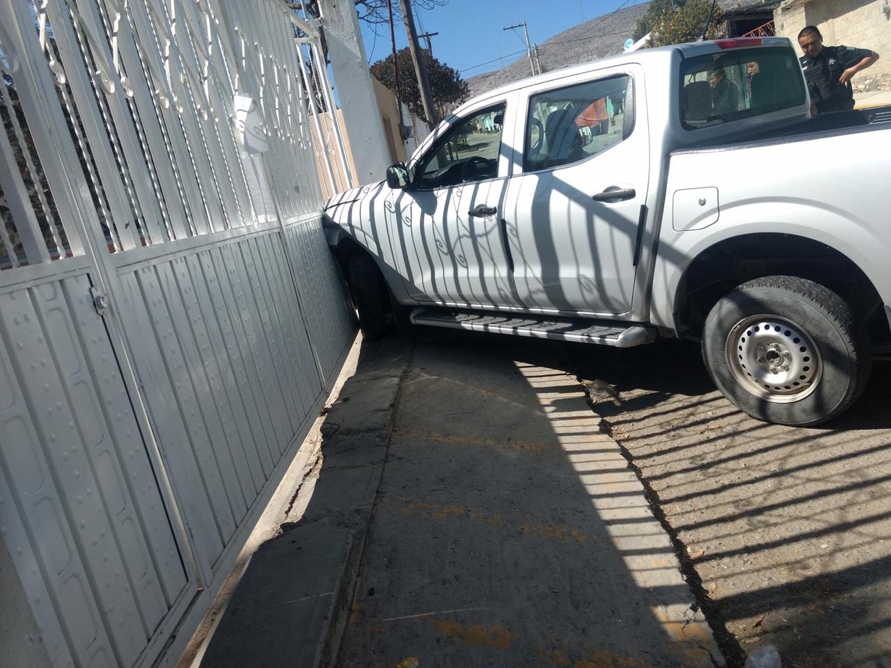 Se roba camioneta y la choca vs escuela en Cañada Morelos