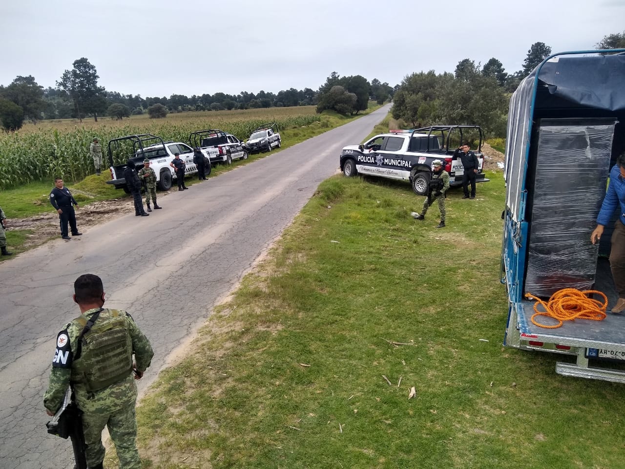 Guardia Nacional recupera camioneta cargada de muebles en Acatzingo 