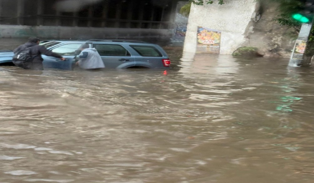 Lluvia deja atrapados a camioneta y camión de RUTA en el Puente del Parque FINSA en Cuautlancingo
