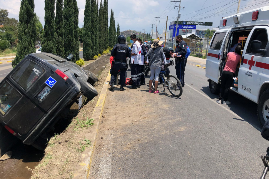 Camioneta se va a canaleta en Atlixco; hay dos menores lesionados