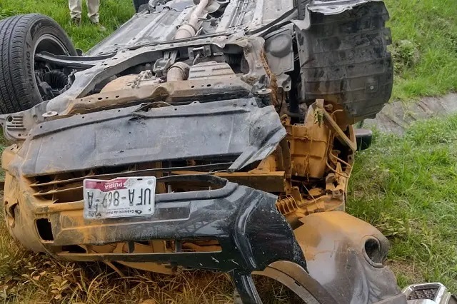 Camioneta vuelca y cae de Periférico Ecológico sobre la federal a Atlixco