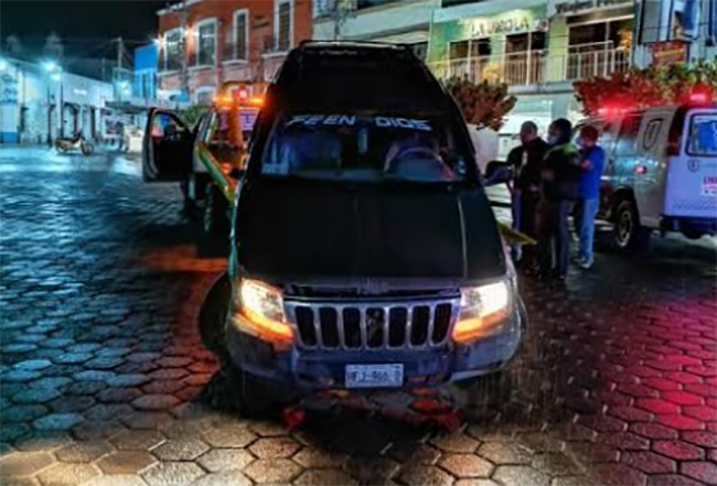 Joven ebrio choca contra camioneta en el zócalo de Izúcar  