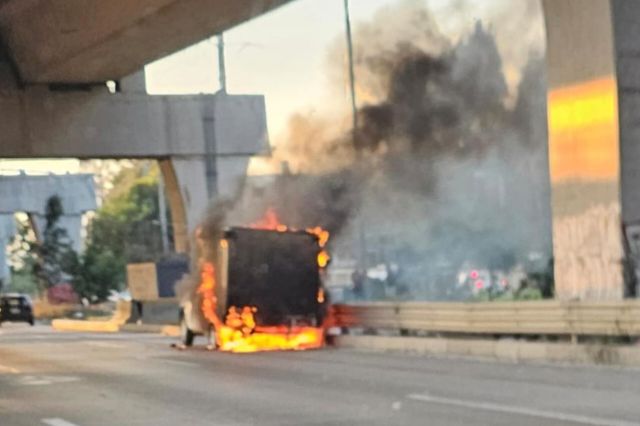 Camioneta en llamas sobre la México-Puebla; no se reportan pérdidas humanas