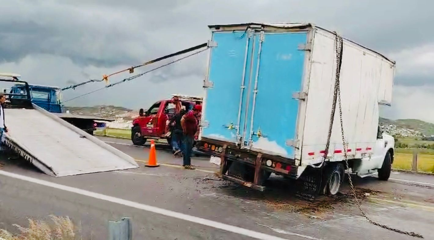 Vuelca camioneta en la autopista Siglo XXI