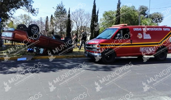 Por evitar chocar de frente camioneta termina volcada en Cholula