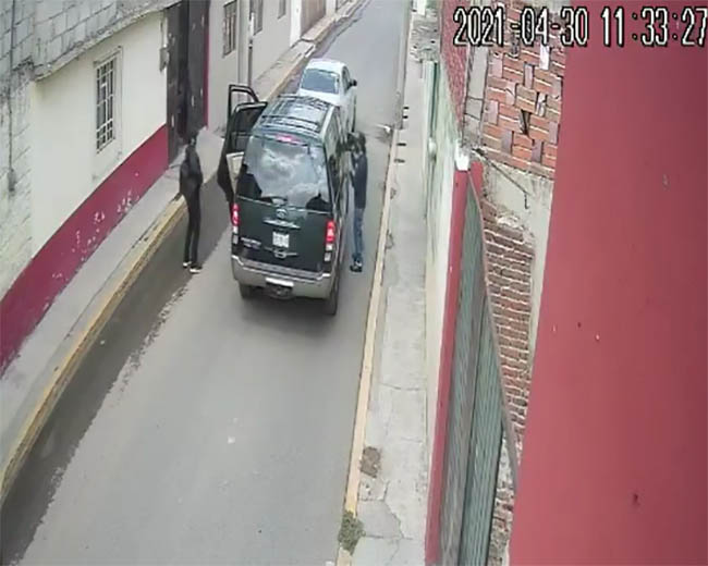 VIDEO Comando asalta a automovilista en calles de Casa Blanca en Puebla