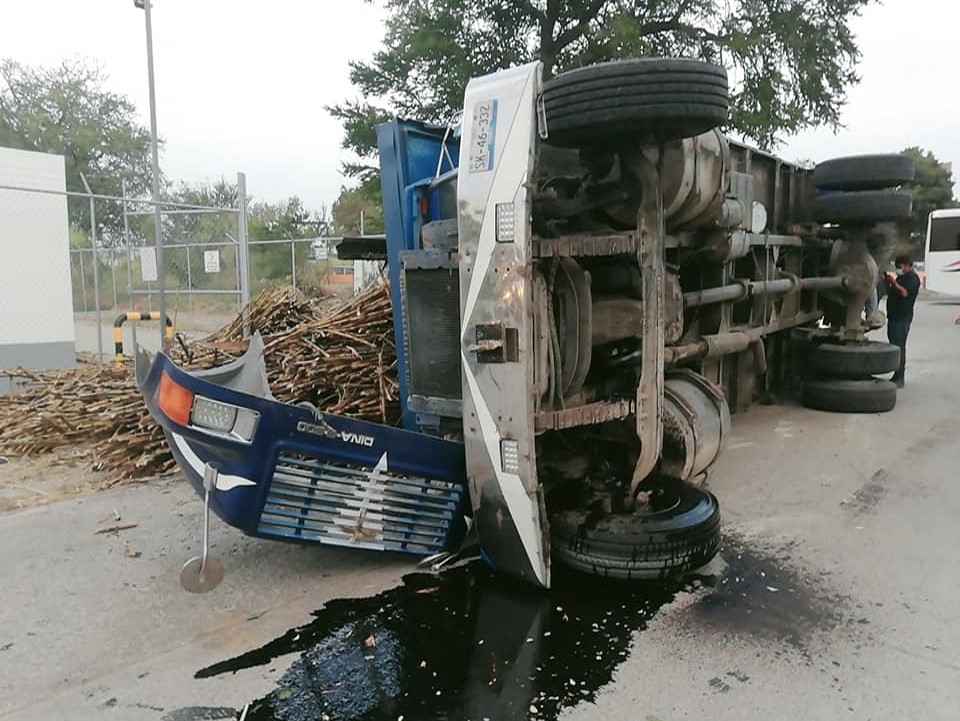 Se voltea camión cargado de caña en Tilapa