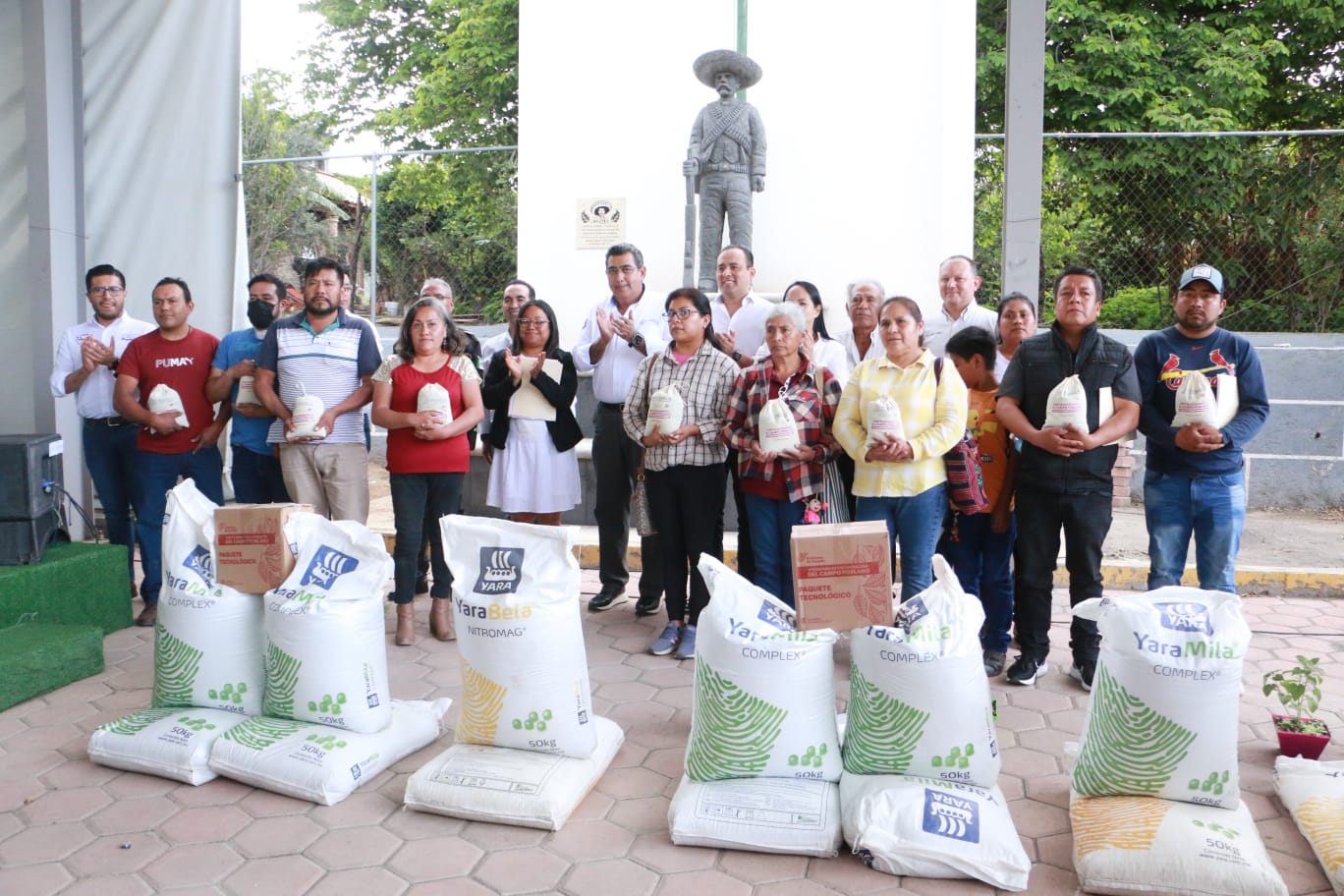 Céspedes entrega fertilizante a 167 productores de Santa Isabel Cholula