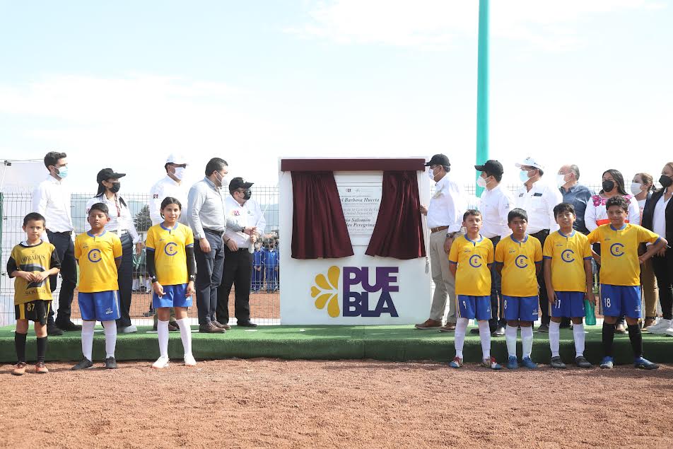 Inaugura Céspedes rehabilitación de cancha en Chignahuapan