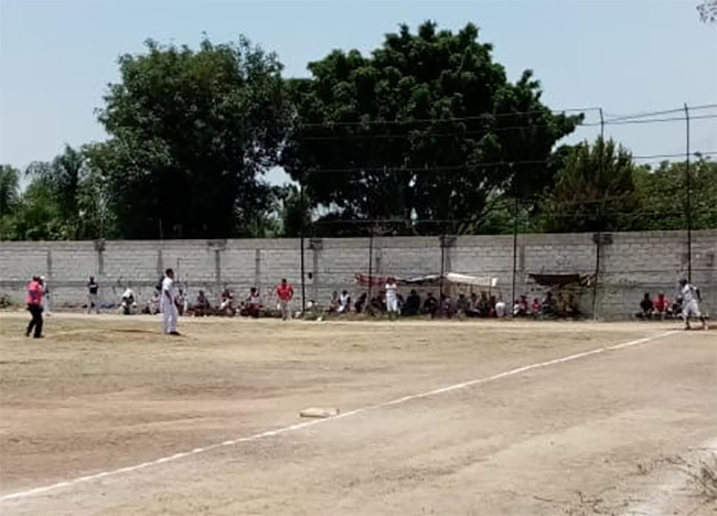 En plena contingencia juegan partidos de béisbol en Atlixco