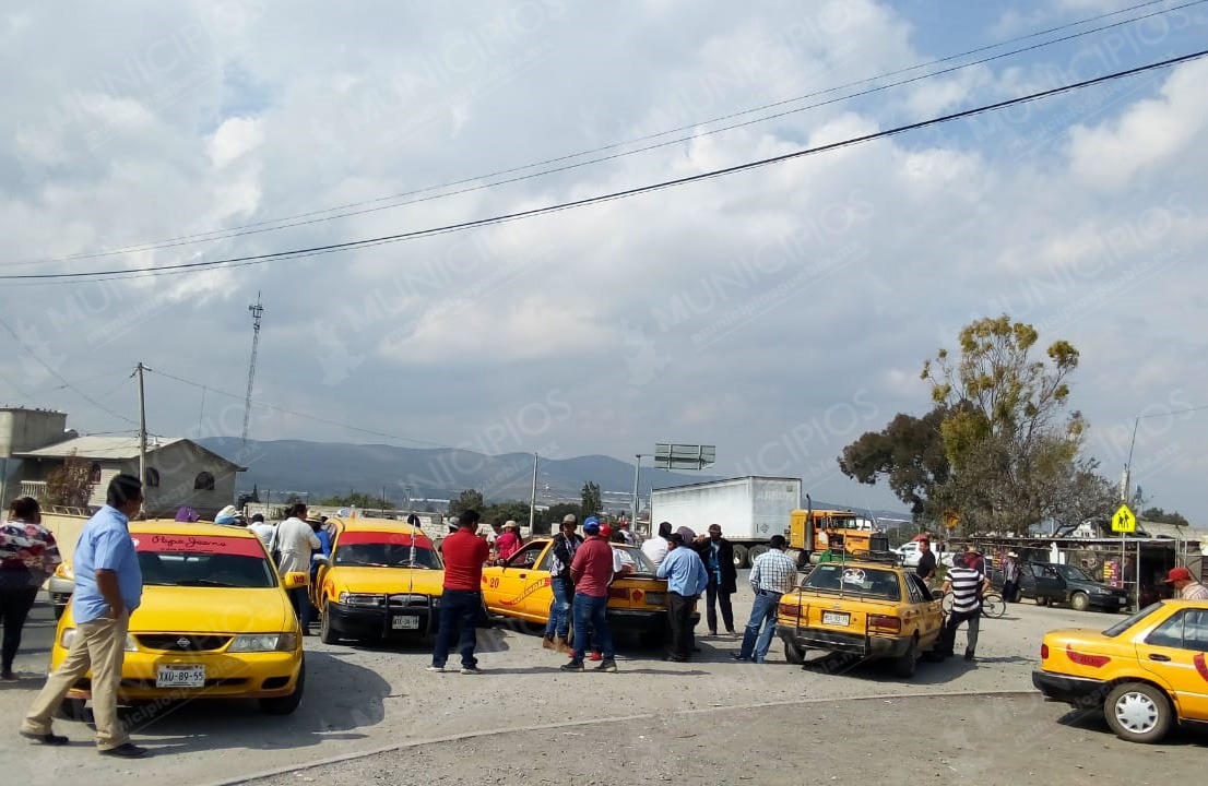 Inconformes con edil de Cañada Morelos cierran vialidad