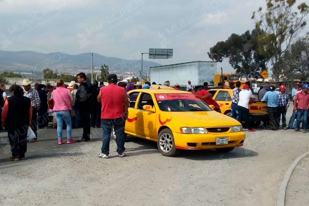 Inconformes con edil de Cañada Morelos cierran vialidad
