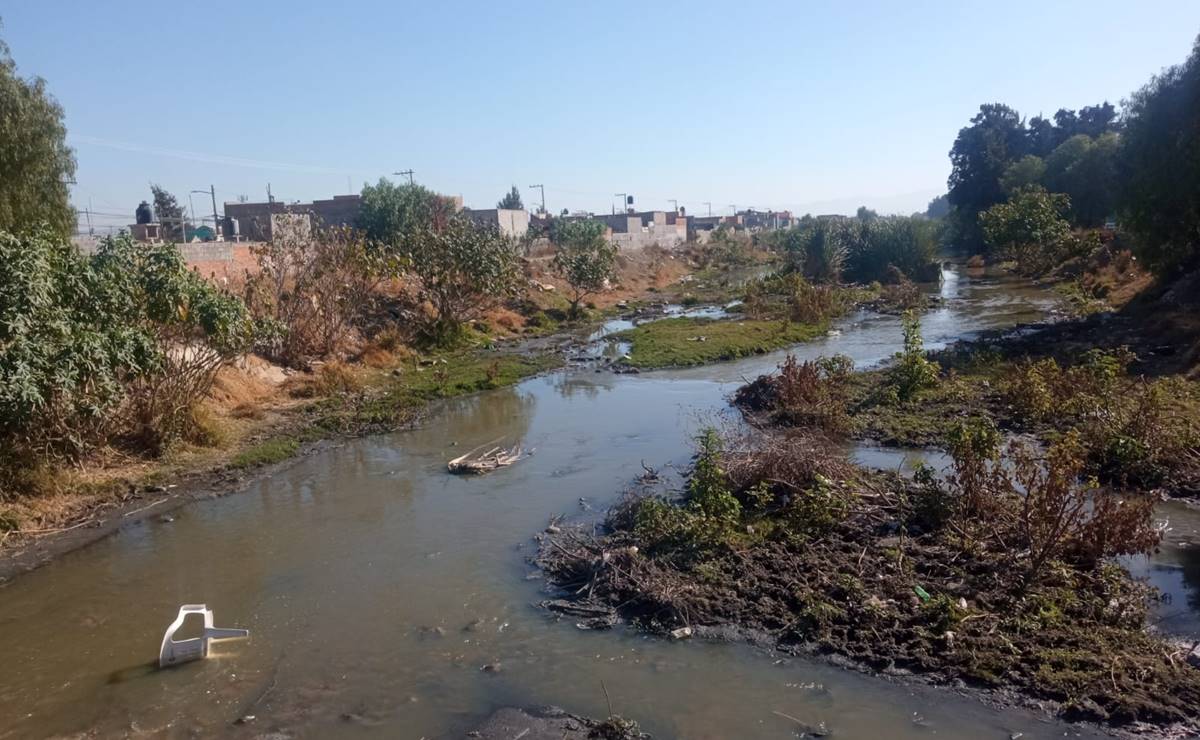 Hallan feto flotando en canal de aguas negras