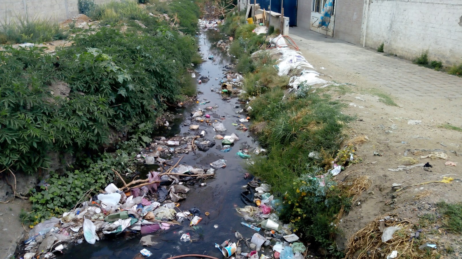 Exigen limpiar canal de aguas negras en Huejotzingo
