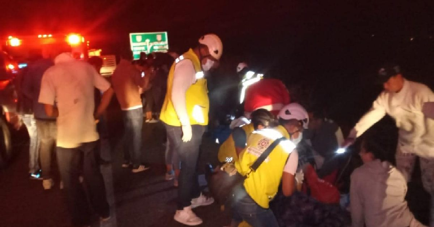 Autobús de turismo con 40 migrantes se volcó en Oaxaca